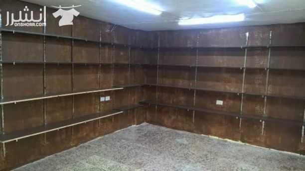 رفوف خشب بحاله الوكاله لم تستخدم لمشروع مكتبه او محل ادوات منزليه الرفوف مع حمالتهم الحديد وجكات التركيب للبيع