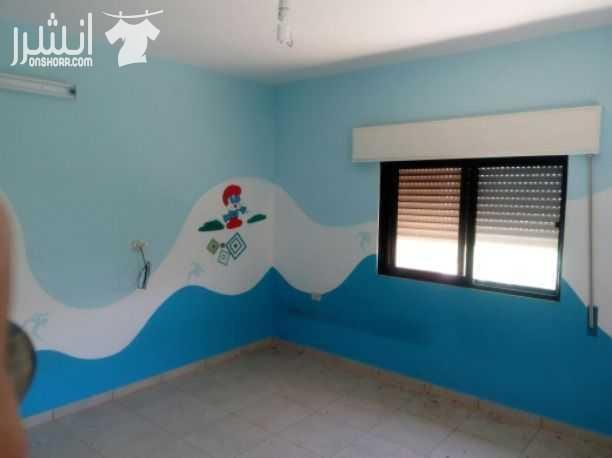للبيع من المالك مباشره منزل مكون من طابقين على ارض مساحتها 808 م2 الطابق الاول مبني سنة 2002 مدخل مبلط شحف مساحته 170 م2 مطبخ المنيوم رخام سيراميك كامل حمامات سيراميك كامل ابواب خشب ساحه مبلطه...