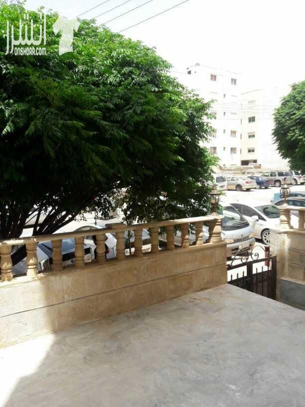 شقة ارضية مع ترس للبيع .. مقابل العيادات الخارجية لمستشفى حمزة منطقة هادئة جدا .. مساحتها الداخلية 135 م .. ثلاث غرف نوم ..ثلاث حمامات ..ومطبخ راكب جديد وحمامات تم عمل صيانة لها وتغييرها .. تشطيبات د...