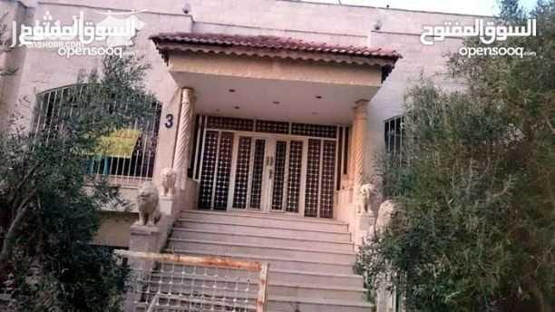 فيلا ٤٥٠ مساحتها على ارض ٩١٤ متر ٣ طوابق وروف الطابق الاوضي شقتين الطابق الاول شقه كامله على قد المساحه ٣ غرف نوم صالون كبير بيوسع ٤ طقوم كنابات والضيوف برضو كبيره بيوسع ٤ طقوم كمان ومطبخ كبير و٣ حما...