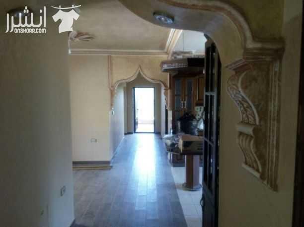 للبيع من المالك مباشره منزل مكون من طابقين على ارض مساحتها 808 م2 الطابق الاول مبني سنة 2002 مدخل مبلط شحف مساحته 170 م2 مطبخ المنيوم رخام سيراميك كامل حمامات سيراميك كامل ابواب خشب ساحه مبلطه...