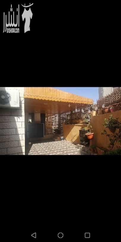 شقه للبيع ديلوكس بالتقسيط طابق ارضي مساحتها (127متر) مع ترس مساحته (90 متر)، الشقه تتكون من3غرف نوم واحد منهم ماستر وصاله صغيره وغرفة ضيوف، حمامين، (تصلح للاستثمار حضانه) مدة البناء سنه ونصف، الموقع ع...