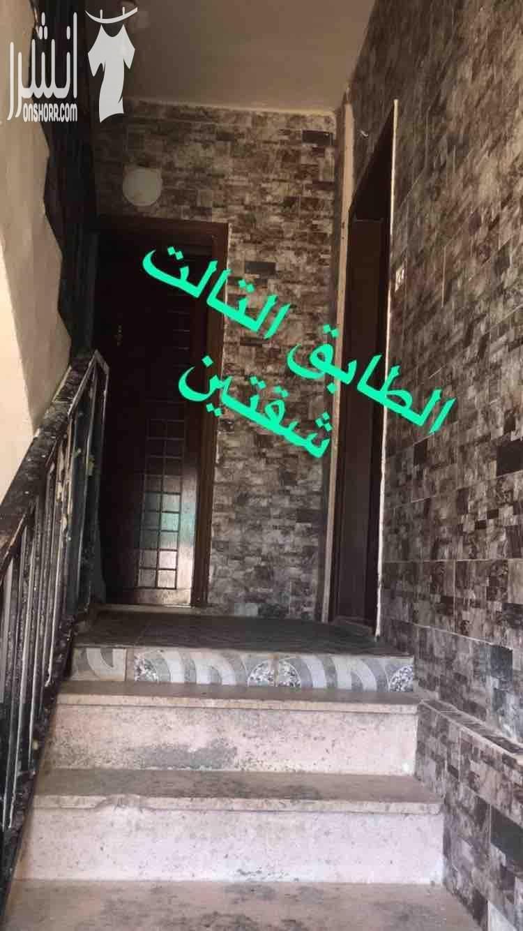 فيلا 3طوابق 5شقق للبيع من المالك مباشره السعر قابل للتفاوض يوجد مع البيت ارض 1700متر للبيع المستعجل الطابق الاول كامل التاني شقتين التالت شقتين يوجد جميع الخدمات مطله على مطار إلملكه عليا مقابل شا...