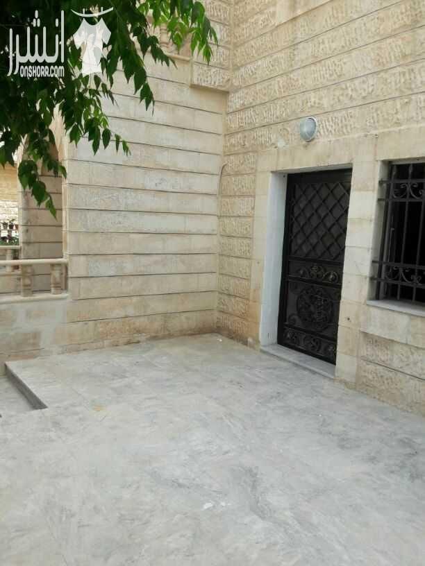 شقة ارضية مع ترس للبيع .. مقابل العيادات الخارجية لمستشفى حمزة منطقة هادئة جدا .. مساحتها الداخلية 135 م .. ثلاث غرف نوم ..ثلاث حمامات ..ومطبخ راكب جديد وحمامات تم عمل صيانة لها وتغييرها .. تشطيبات د...