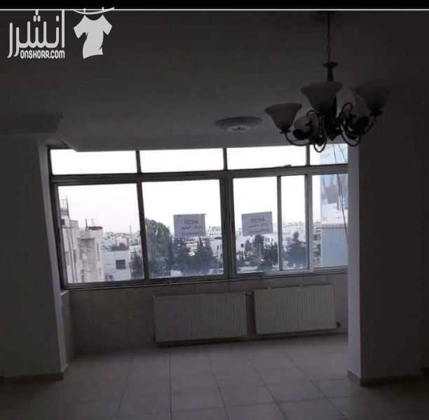 شقة للبيع في ام اذينة مساحتها 150 متر مربع صافي مؤجرة بمبلغ شهري 650 دينار الشقة مجددة بالكامل من الداخل ارضيات سيراميك و مطبخ جورسال 3 غرف نوم و صالون كبير و غرفة خزين و حمامين المنطقة تجارية و تنفع...