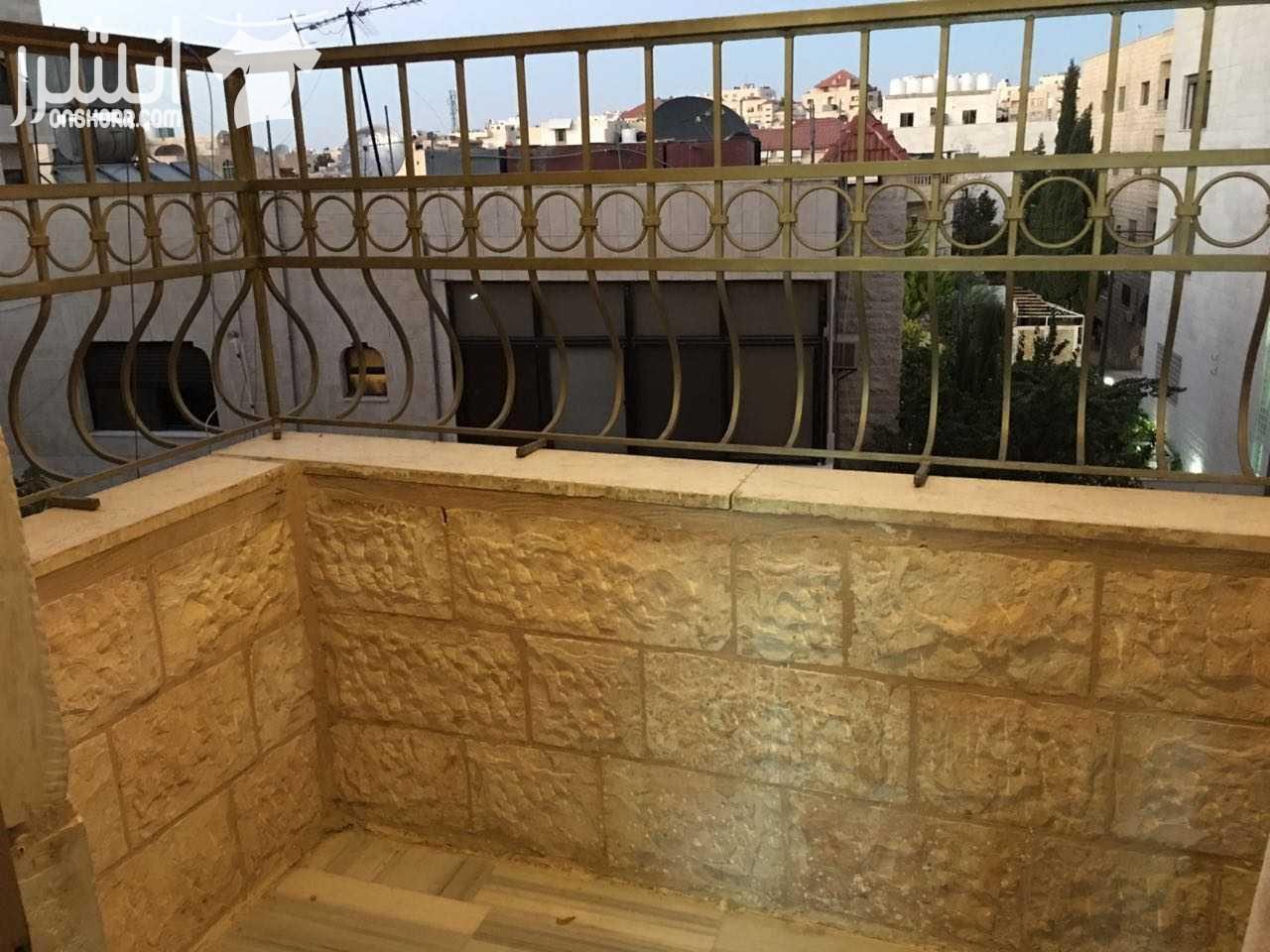 شقة سوبر ديلوكس يوجد فيها تدفئة تعمل وحديد حماية لأجل الأطفال تتكون من 3 غرف نوم وحدة ماستر وصالون كبير وغرفة معيشة و3 حمامات وبلكونه ومطبخ وكراج خاص للشقة