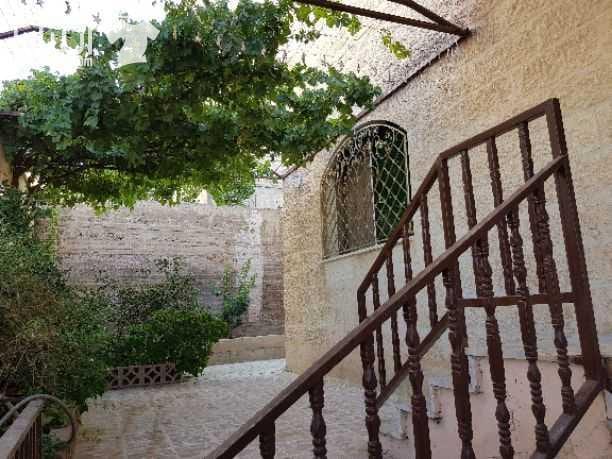 عمارة للبيع حي عدن أرض مساحة ٥٢٥ متر مربع مسطح بناء ١٦٠ متر مربع ، ٣ شقق واحده أرضي و اثنتين طابق ثاني ، يوجد بئر ماء و غرفة خزين ، و مدخلين منفصلين