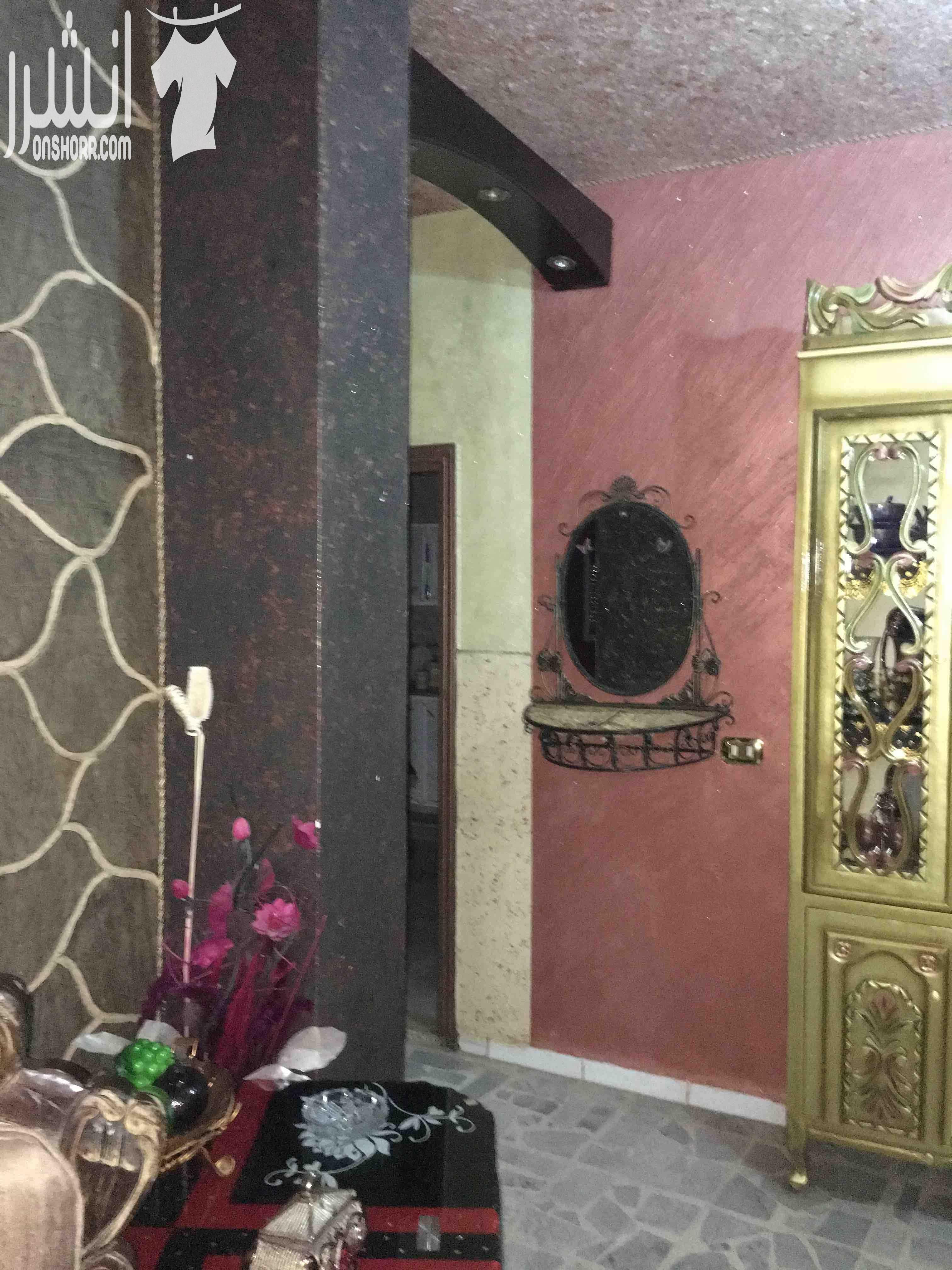 فيلا 3طوابق 5شقق للبيع من المالك مباشره السعر قابل للتفاوض يوجد مع البيت ارض 1700متر للبيع المستعجل الطابق الاول كامل التاني شقتين التالت شقتين يوجد جميع الخدمات مطله على مطار إلملكه عليا مقابل شا...