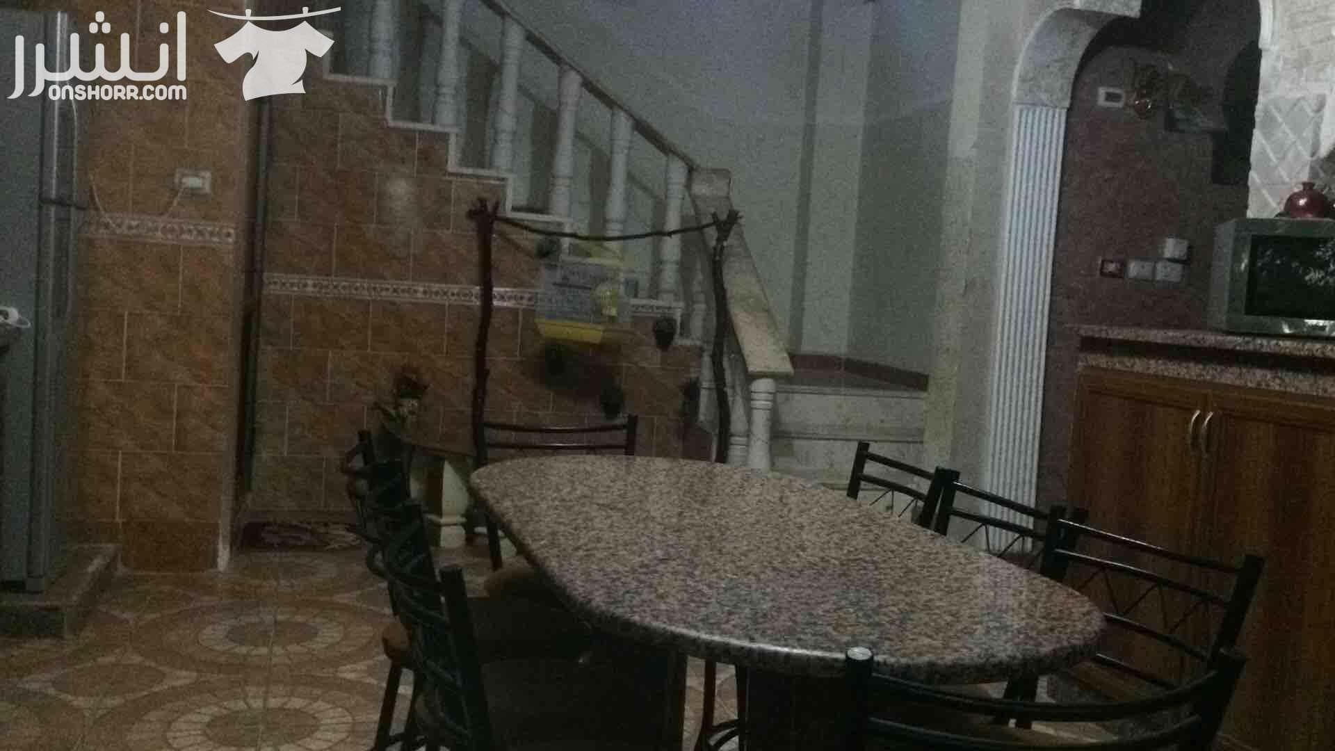 فيلا مستقله للبيع الفيلا تحتوي على ثلاثة بيوت مساحة البيت الواحد ١٠٠متر ومساحة الارض ٤دنمات مزروعة بأشجار مثمره من مختلف الأنواع وعدد الأشجار ٢٠٠شجره ويحتوي بركة سباحة وشلال ماء وأربع برندات وكراج للس...