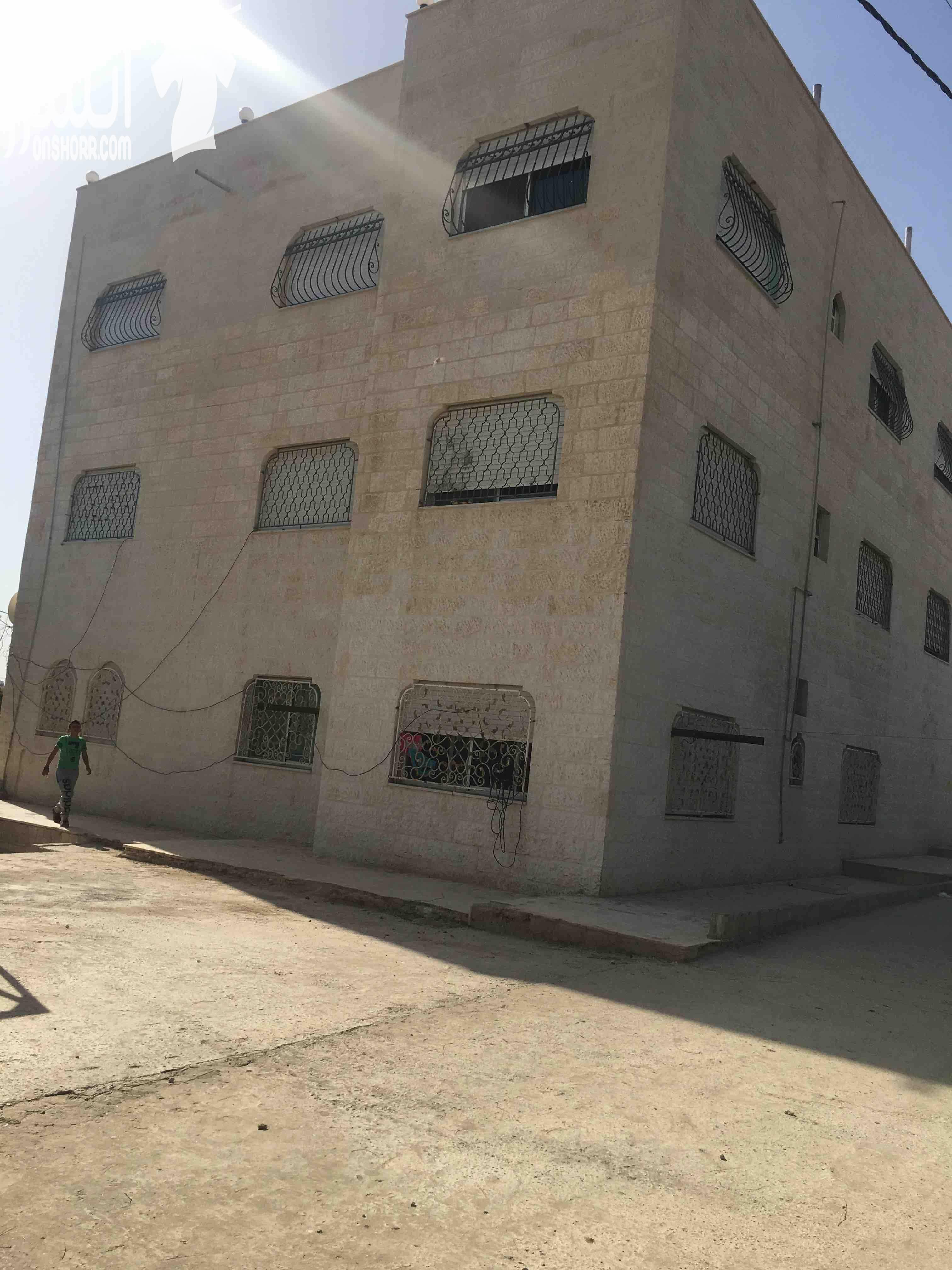فيلا 3طوابق 5شقق للبيع من المالك مباشره السعر قابل للتفاوض يوجد مع البيت ارض 1700متر للبيع المستعجل الطابق الاول كامل التاني شقتين التالت شقتين يوجد جميع الخدمات مطله على مطار إلملكه عليا مقابل شا...