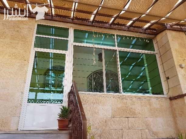 عمارة للبيع حي عدن أرض مساحة ٥٢٥ متر مربع مسطح بناء ١٦٠ متر مربع ، ٣ شقق واحده أرضي و اثنتين طابق ثاني ، يوجد بئر ماء و غرفة خزين ، و مدخلين منفصلين