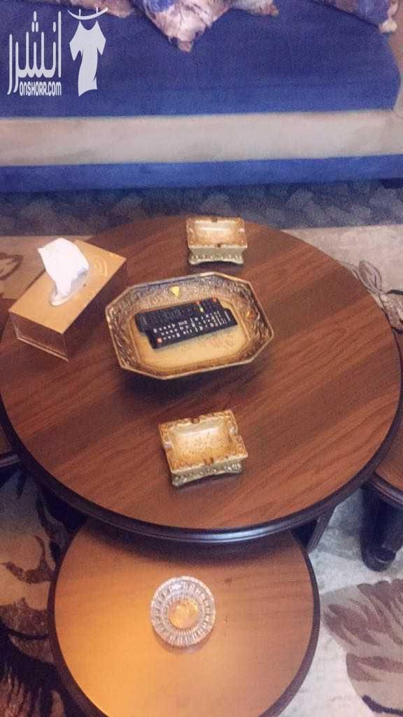 كنابيات ٨ مقاعد جديد مع طاولات دائري وحده كبيره وتلاته صغار تفصيل وسجاده جديده للبيع بحاله جيده جدا استعمال ٦ شهور فقط طقم صالون كامل للبيع مستعجل بداعي السفر