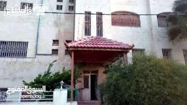فيلا ٤٥٠ مساحتها على ارض ٩١٤ متر ٣ طوابق وروف الطابق الاوضي شقتين الطابق الاول شقه كامله على قد المساحه ٣ غرف نوم صالون كبير بيوسع ٤ طقوم كنابات والضيوف برضو كبيره بيوسع ٤ طقوم كمان ومطبخ كبير و٣ حما...