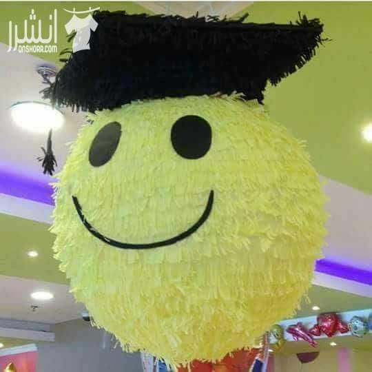 هاي بينياتا بتكون بالشكل يلي بتحبي وبتكون محشية سوس ومصاص ومارشميلو وشكولاتة حسب الطلب بتتعلق بالسقف وبكون معها عصاي بسيرو يضربو فيها حتى تتكسر وينزل يلي بئلبها