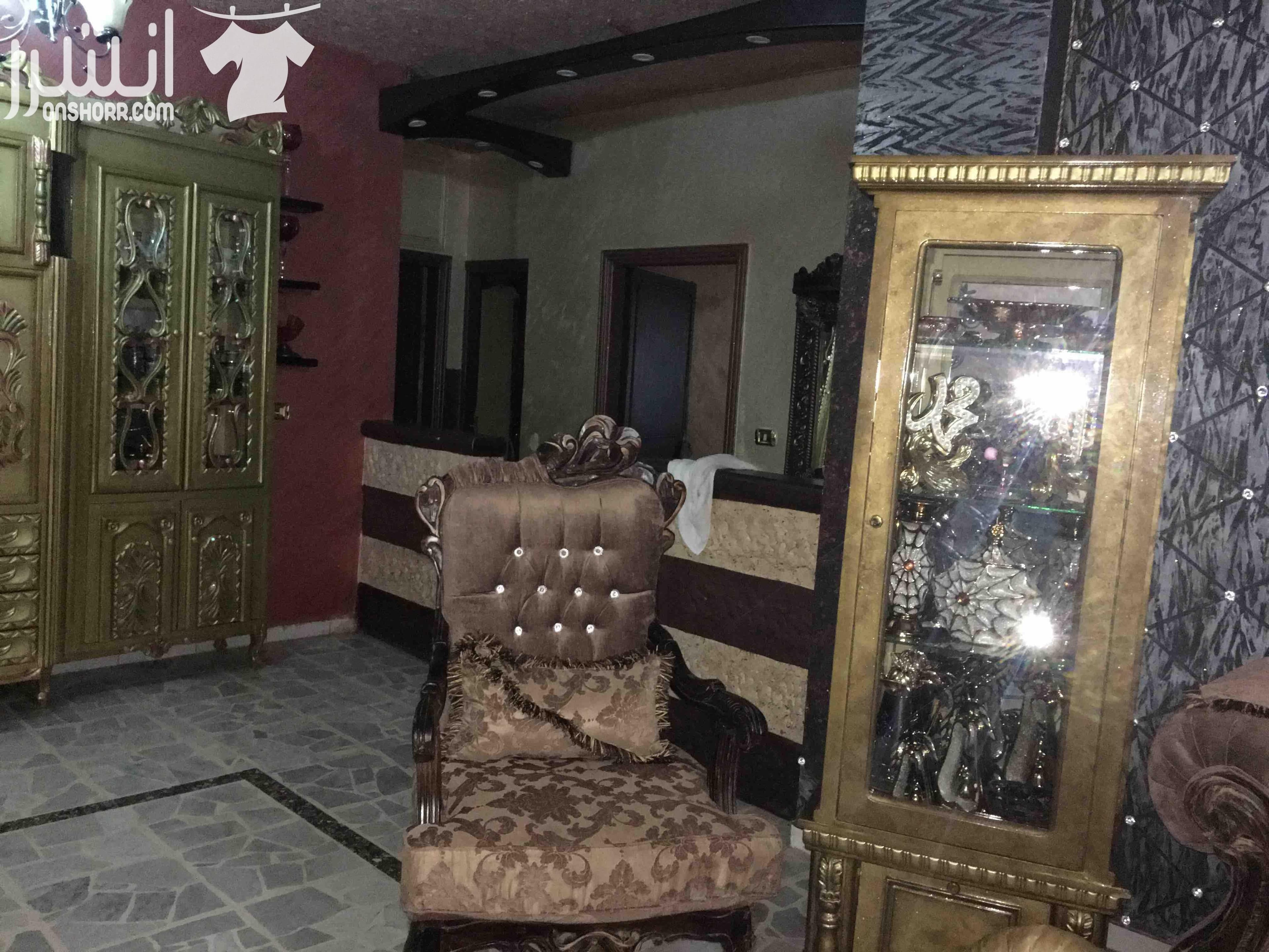 فيلا 3طوابق 5شقق للبيع من المالك مباشره السعر قابل للتفاوض يوجد مع البيت ارض 1700متر للبيع المستعجل الطابق الاول كامل التاني شقتين التالت شقتين يوجد جميع الخدمات مطله على مطار إلملكه عليا مقابل شا...