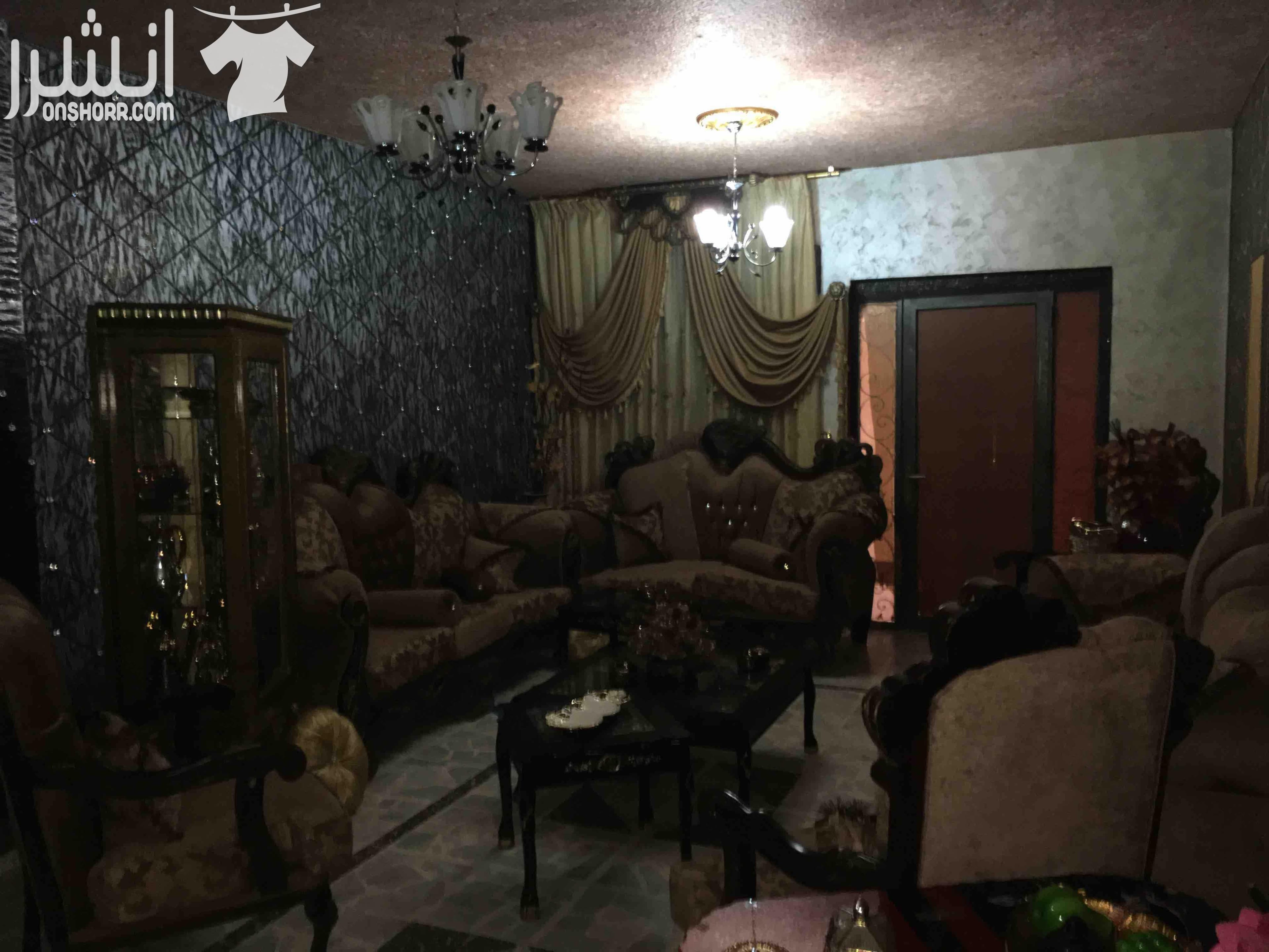 فيلا 3طوابق 5شقق للبيع من المالك مباشره السعر قابل للتفاوض يوجد مع البيت ارض 1700متر للبيع المستعجل الطابق الاول كامل التاني شقتين التالت شقتين يوجد جميع الخدمات مطله على مطار إلملكه عليا مقابل شا...