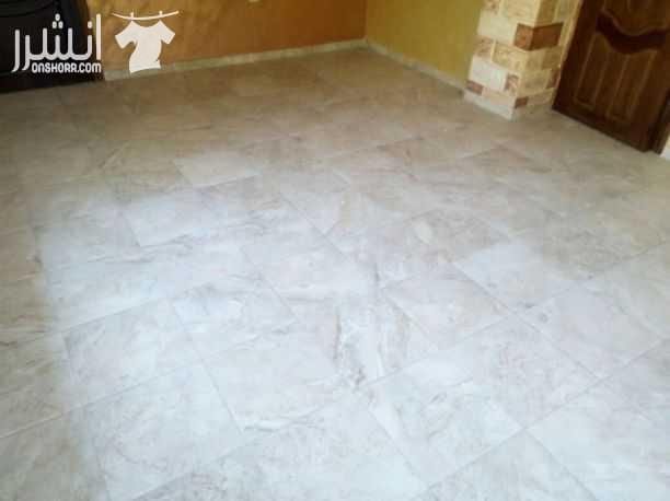 للبيع من المالك مباشره منزل مكون من طابقين على ارض مساحتها 808 م2 الطابق الاول مبني سنة 2002 مدخل مبلط شحف مساحته 170 م2 مطبخ المنيوم رخام سيراميك كامل حمامات سيراميك كامل ابواب خشب ساحه مبلطه...