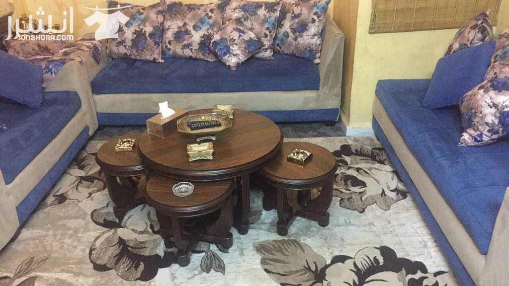 كنابيات ٨ مقاعد جديد مع طاولات دائري وحده كبيره وتلاته صغار تفصيل وسجاده جديده للبيع بحاله جيده جدا استعمال ٦ شهور فقط طقم صالون كامل للبيع مستعجل بداعي السفر