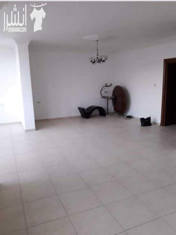 شقة للبيع في ام اذينة مساحتها 150 متر مربع صافي مؤجرة بمبلغ شهري 650 دينار الشقة مجددة بالكامل من الداخل ارضيات سيراميك و مطبخ جورسال 3 غرف نوم و صالون كبير و غرفة خزين و حمامين المنطقة تجارية و تنفع...
