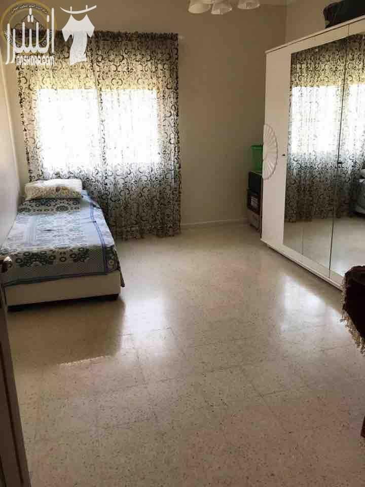 رقم الاعلان ( 9328 ) شقة مميزة للبيع في المدينة الرياضية ... ارضي معلق 160م .... صالون ... معيشة ... مطبخ بلوط .... برندا ... 3 نوم 1 ماستر 3 حمام ... تشطيب سوبر ديلوكس ... مصعد ... كراج ....