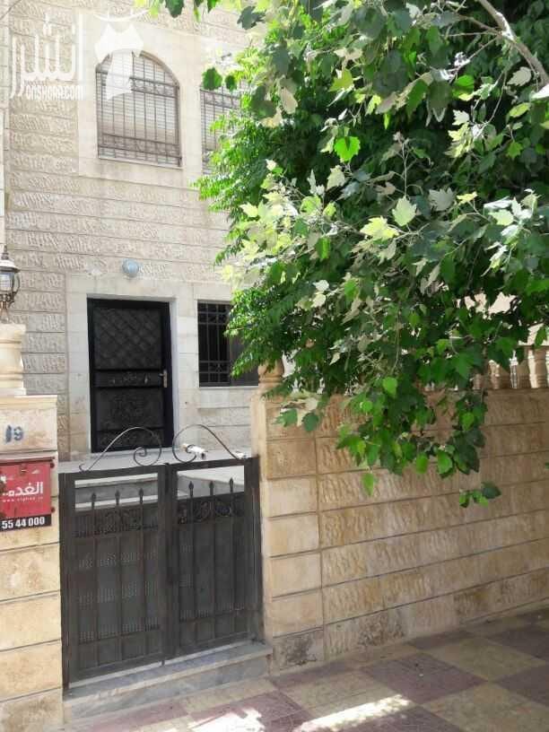 شقة ارضية مع ترس للبيع .. مقابل العيادات الخارجية لمستشفى حمزة منطقة هادئة جدا .. مساحتها الداخلية 135 م .. ثلاث غرف نوم ..ثلاث حمامات ..ومطبخ راكب جديد وحمامات تم عمل صيانة لها وتغييرها .. تشطيبات د...