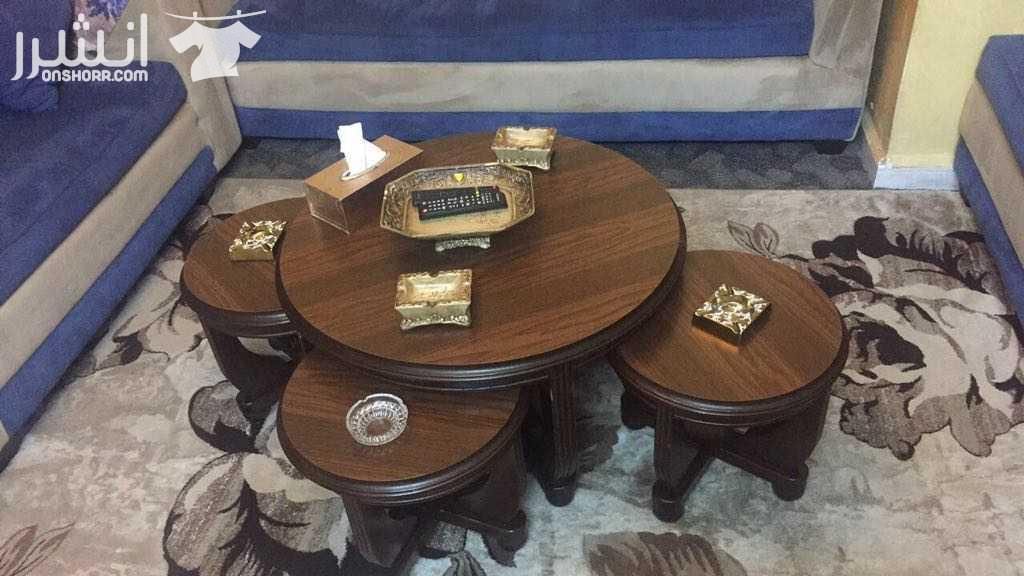 كنابيات ٨ مقاعد جديد مع طاولات دائري وحده كبيره وتلاته صغار تفصيل وسجاده جديده للبيع بحاله جيده جدا استعمال ٦ شهور فقط طقم صالون كامل للبيع مستعجل بداعي السفر