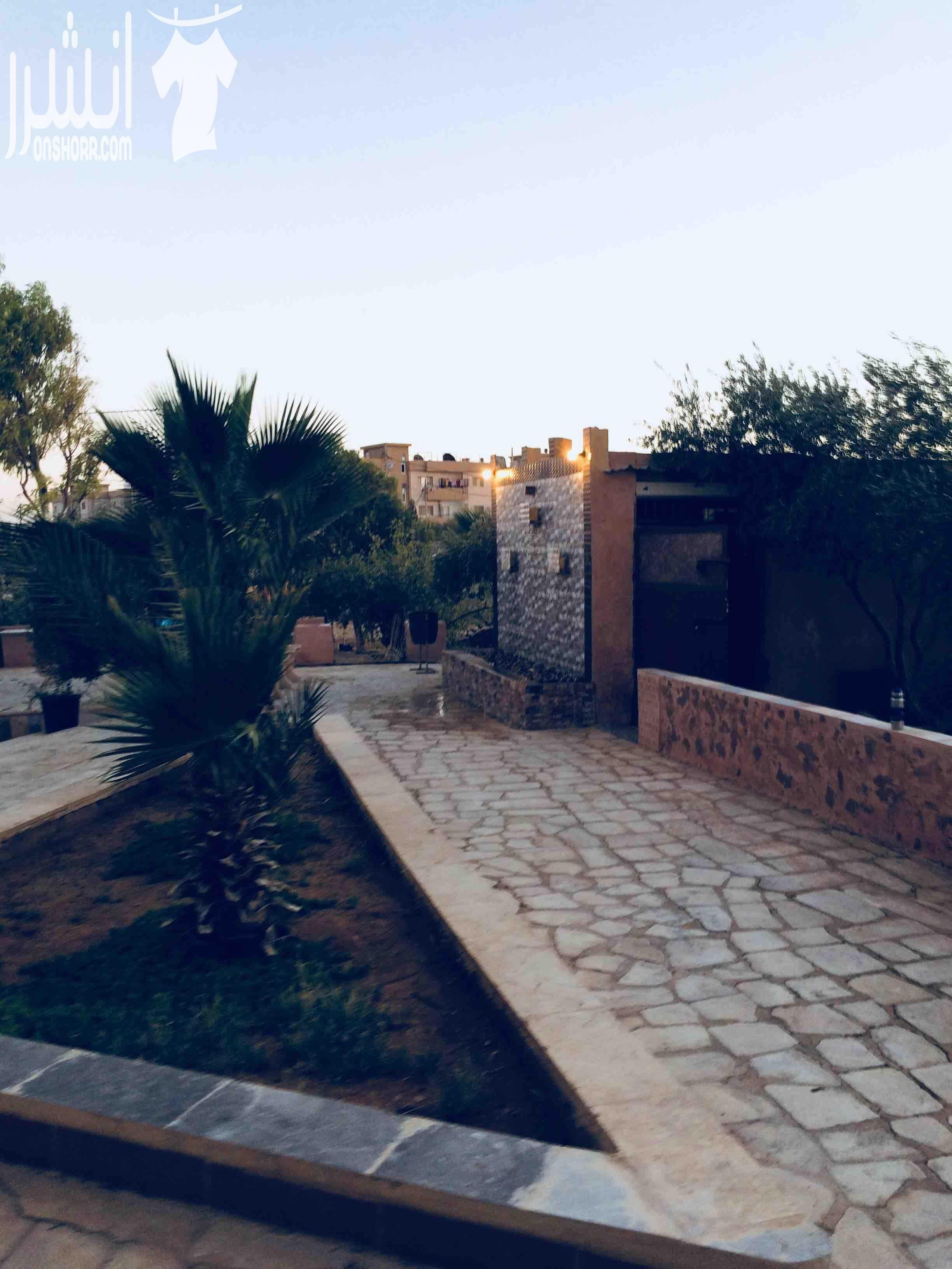فيلا مستقله للبيع الفيلا تحتوي على ثلاثة بيوت مساحة البيت الواحد ١٠٠متر ومساحة الارض ٤دنمات مزروعة بأشجار مثمره من مختلف الأنواع وعدد الأشجار ٢٠٠شجره ويحتوي بركة سباحة وشلال ماء وأربع برندات وكراج للس...