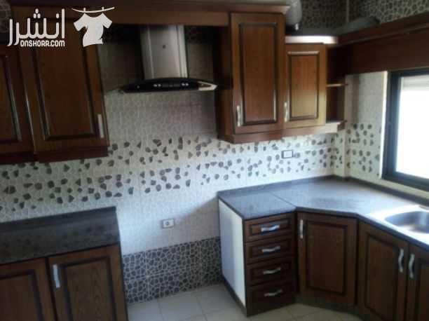 للبيع من المالك مباشره منزل مكون من طابقين على ارض مساحتها 808 م2 الطابق الاول مبني سنة 2002 مدخل مبلط شحف مساحته 170 م2 مطبخ المنيوم رخام سيراميك كامل حمامات سيراميك كامل ابواب خشب ساحه مبلطه...