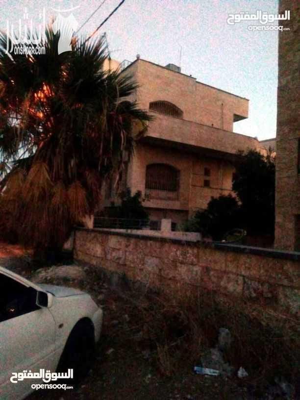 فيلا ٤٥٠ مساحتها على ارض ٩١٤ متر ٣ طوابق وروف الطابق الاوضي شقتين الطابق الاول شقه كامله على قد المساحه ٣ غرف نوم صالون كبير بيوسع ٤ طقوم كنابات والضيوف برضو كبيره بيوسع ٤ طقوم كمان ومطبخ كبير و٣ حما...