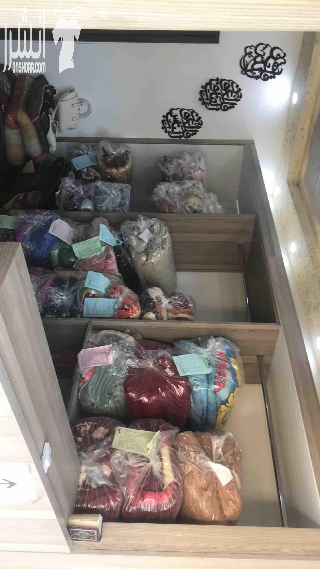 محل دراي كلين في الهاشمي الشمالي في منطقة سكنية مميزة يعمل بشكل ممتاز للبيع بداعي السفر مجهز بكامل المعدات و الماكينات الصناعية مكون من نورفة فل اتمتيك نوع جديد غسالة حرامات صناعية سوسرية الصنع 25...