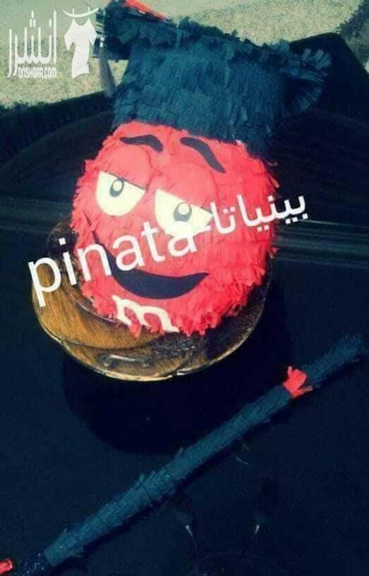 هاي بينياتا بتكون بالشكل يلي بتحبي وبتكون محشية سوس ومصاص ومارشميلو وشكولاتة حسب الطلب بتتعلق بالسقف وبكون معها عصاي بسيرو يضربو فيها حتى تتكسر وينزل يلي بئلبها