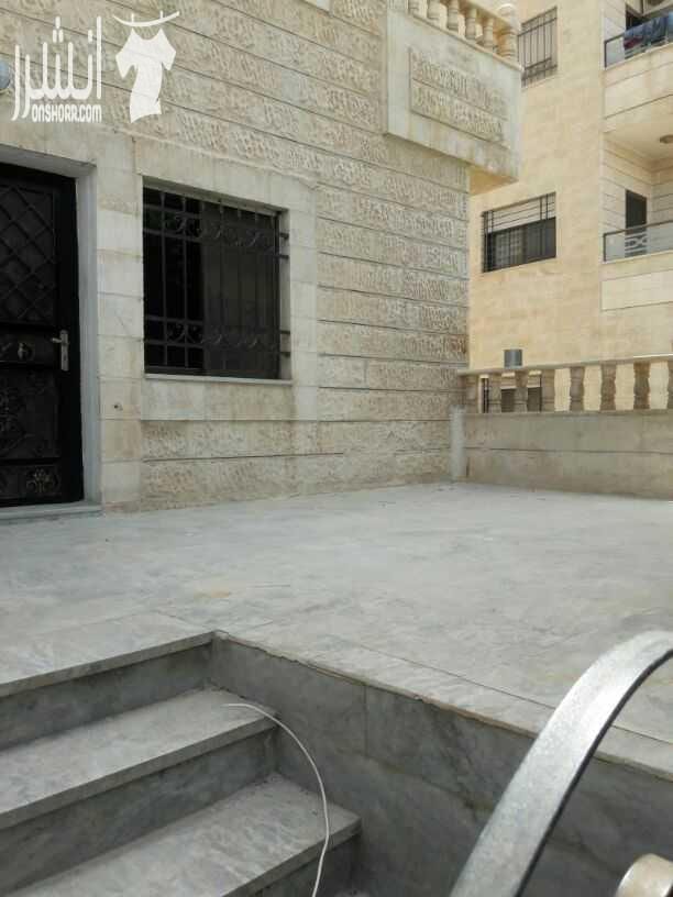 شقة ارضية مع ترس للبيع .. مقابل العيادات الخارجية لمستشفى حمزة منطقة هادئة جدا .. مساحتها الداخلية 135 م .. ثلاث غرف نوم ..ثلاث حمامات ..ومطبخ راكب جديد وحمامات تم عمل صيانة لها وتغييرها .. تشطيبات د...