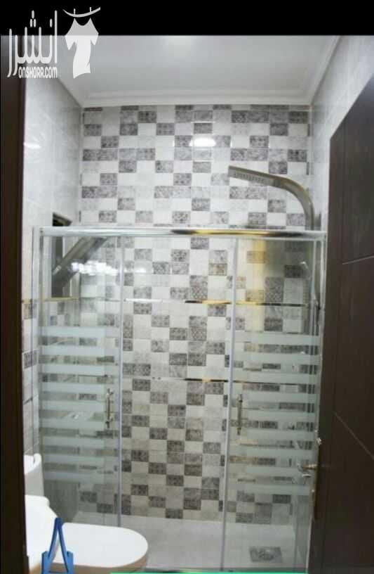 للبيع شقه مع تراس منطقه الجبيهه خلف مدارس ريتال طابق ارضي عمر البناء 11 شهر ثلاث غرف نوم حمامات صاله صالون مطبخ نظام امريكي كراج داخلي مضخات ماء سخان شمسي تدفائه مركزية غاز مصعد مستودع لكل شقه ستلاي...