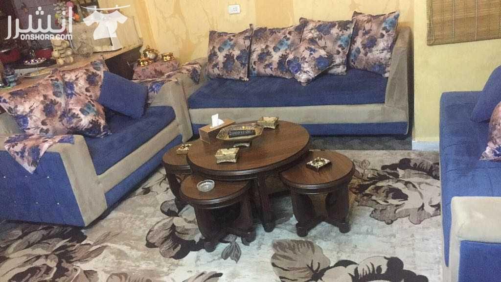 كنابيات ٨ مقاعد جديد مع طاولات دائري وحده كبيره وتلاته صغار تفصيل وسجاده جديده للبيع بحاله جيده جدا استعمال ٦ شهور فقط طقم صالون كامل للبيع مستعجل بداعي السفر