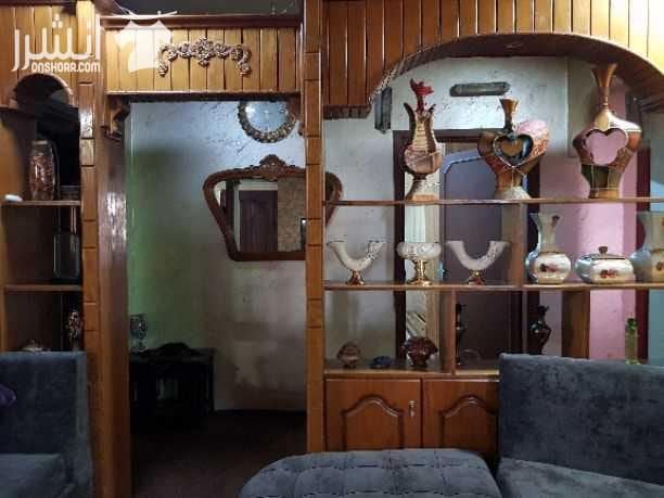 عمارة للبيع حي عدن أرض مساحة ٥٢٥ متر مربع مسطح بناء ١٦٠ متر مربع ، ٣ شقق واحده أرضي و اثنتين طابق ثاني ، يوجد بئر ماء و غرفة خزين ، و مدخلين منفصلين