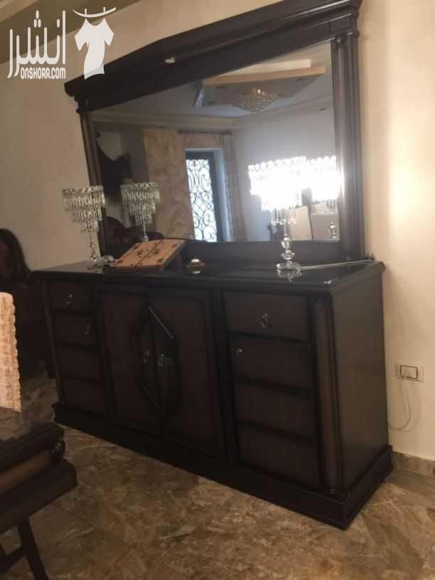 غرفة سفرة بحالة الجديدة اسخدام بسيط مكونة من اربع قطع وكراسي نوع الخشب لاتيه ٠١ طاولة سفرة مع ٨ كراسي ٠٢دنسوار مراية ٠٣ فضية درفتين ٠٤ فضية درفة السعر نهائي ١١٠٠ دينار
