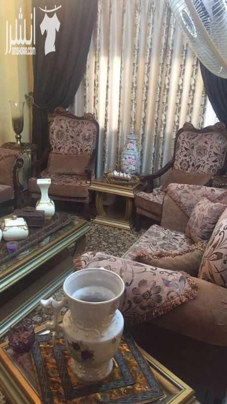 طقم غرفة ضيوف مع طاولات مصري محفر قزاز وخشب وحده كبيره وتنتين صغار وسجاده جديده كامل الغرفه وطاولتين سحب سيرفس وبردايه غرفه كامله بسعر ٥٥٠ دينار مستعجل بداعي السفر هاتف رقم ٠٧٩٨٤٥٦٢٣٧