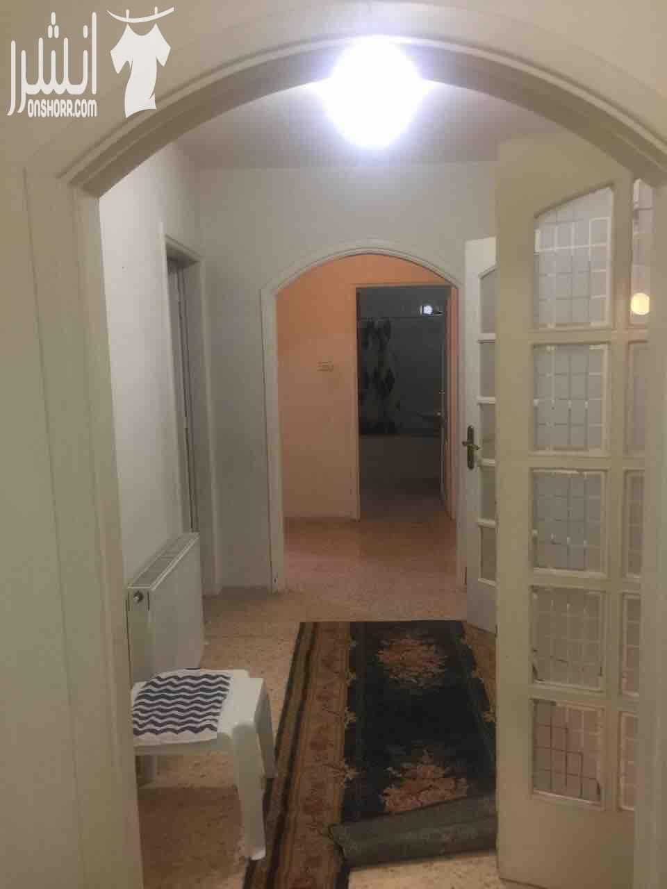 خلدا شقه ارضيه من ڤيلأ مساحه 180م داخلي خارجي 350م 3نوم 2حمام مطبخ غرفت معيشه وضيوف وسفره غرفت شغاله مستودع كراج خاص تدفئه مركزيه حديقه جميله جدا واسعه السعر 7500 على دفعات للجادين الرجاء التوا...