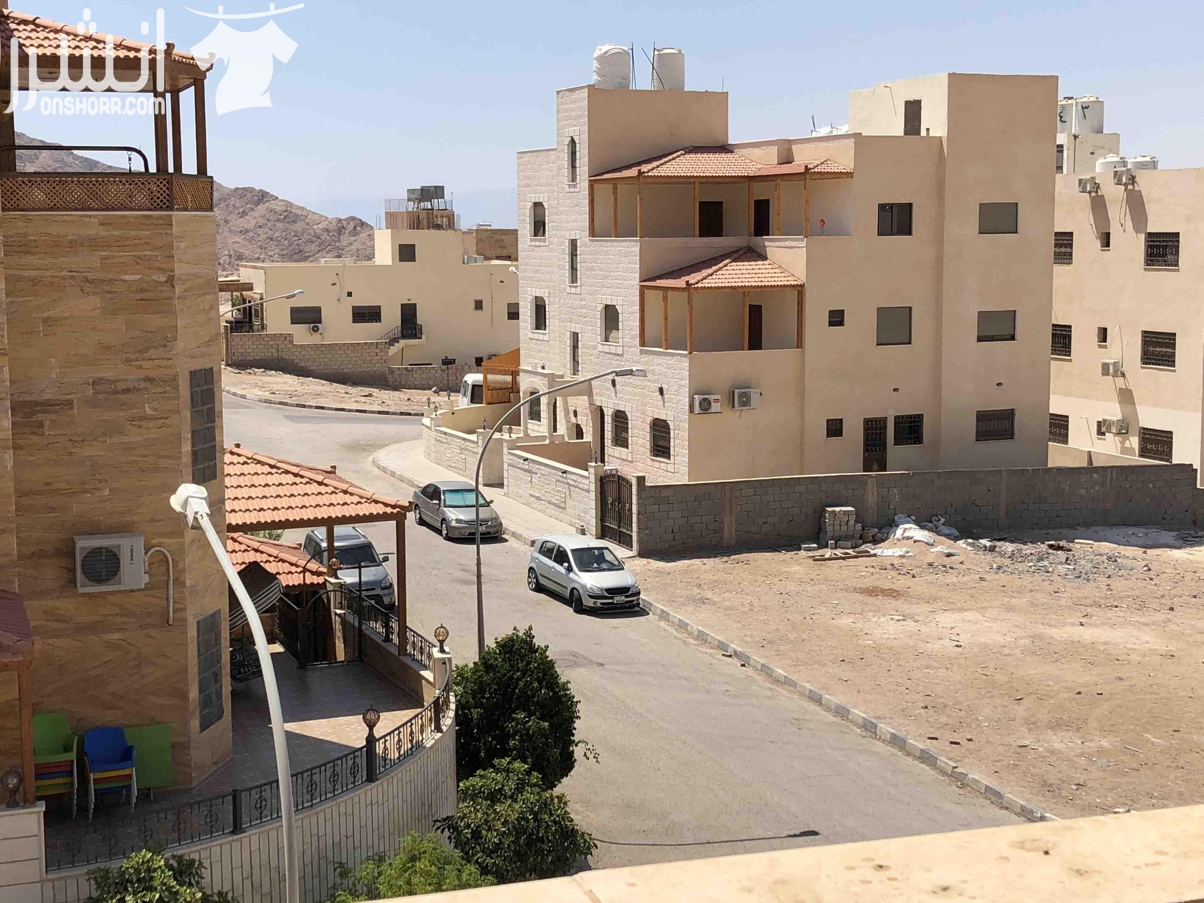 العقبة - شقة فارغة ديلوكس للايجار - التاسعة - المهندسين - دور ثالث (بدون مصعد)- ٢نوم نوم واحدة ماستر وضيوف منفصل ومطبخ واسع وتواليت - تراس كرميد - عائلة صغيرة فقط - عقد سنوي - الايجار ٢٠٠ دينار شهر...