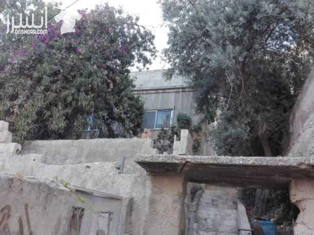 بيت مستقل قديم للبيع عل درج في حي نزال منطقه بدر لفتا شارع باب الساهره عمر البناء ٤٠ سنه مساحه الارض ٢٣٩متر مكون من طابقين الطابق الأول مساحته ٦٠متر مكون غرفتين نوم وحمام ومطبخ وساحه اماميه والطابق ال...