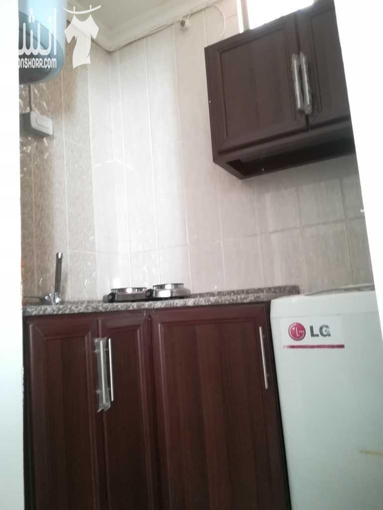 خلف الهوليداى ان موقع رائع استديو مفروش للايجار شهرى أو سنوى غرفة وحمام ومطبخ راكب وسفرة وجلسه بنفس الغرفة بورسلان جبص ثلاجة غسالة و شاشة زجاج دبل لم يسكن فرش مرتب بأجرة شهرية 250دينار المشاهدة مجان...