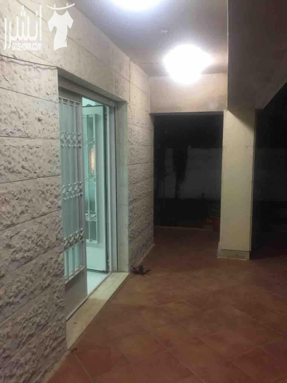 خلدا شقه ارضيه من ڤيلأ مساحه 180م داخلي خارجي 350م 3نوم 2حمام مطبخ غرفت معيشه وضيوف وسفره غرفت شغاله مستودع كراج خاص تدفئه مركزيه حديقه جميله جدا واسعه السعر 7500 على دفعات للجادين الرجاء التوا...