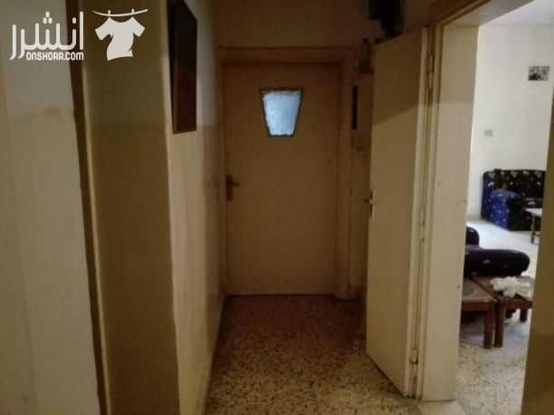 بيت مستقل قديم للبيع عل درج في حي نزال منطقه بدر لفتا شارع باب الساهره عمر البناء ٤٠ سنه مساحه الارض ٢٣٩متر مكون من طابقين الطابق الأول مساحته ٦٠متر مكون غرفتين نوم وحمام ومطبخ وساحه اماميه والطابق ال...