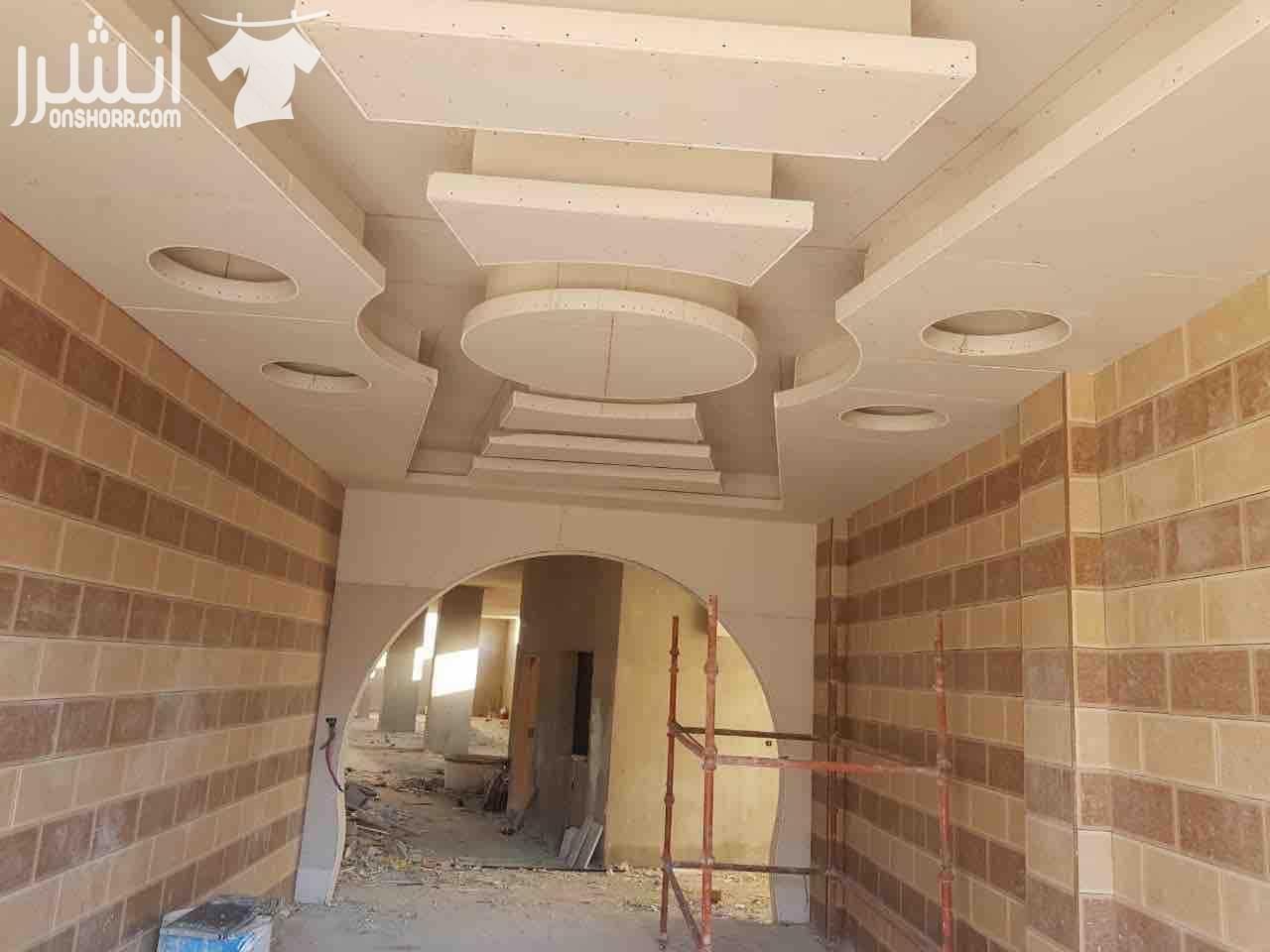 مجمع تجاري بمساحات واسعة.. ايجار محلات او صالة افراح او نادي حسب الرغبة... مجمع ذات جودة و تصاميم عالية و جميلة جداً...مساحات هائلة ..يوجد اصنصير و مرافق عامة للسيدات و اخرى للرجال ..المجمع يتكون من ٣...
