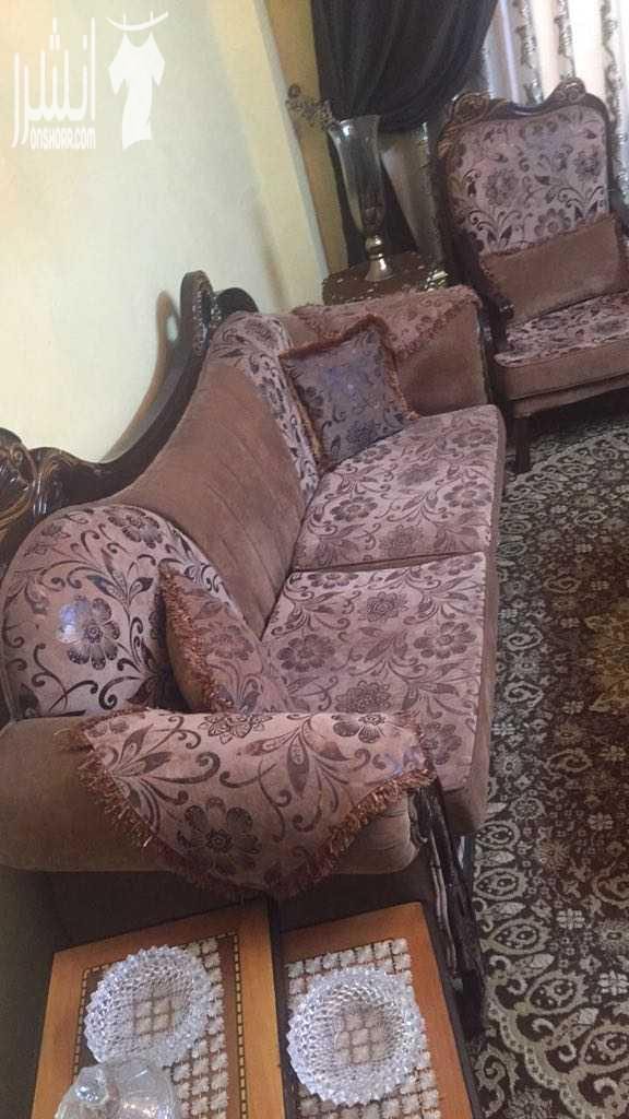 طقم كنابيات فخم بحاله ممتازه مع سجاده كبيره وطاولات قزاز وخشب مصري محفر وطاولتين صغار سحب ضيافه مع بردايه ٥٥٠ دينار هاتف رقم ٠٧٩٨٤٥٦٢٣٧
