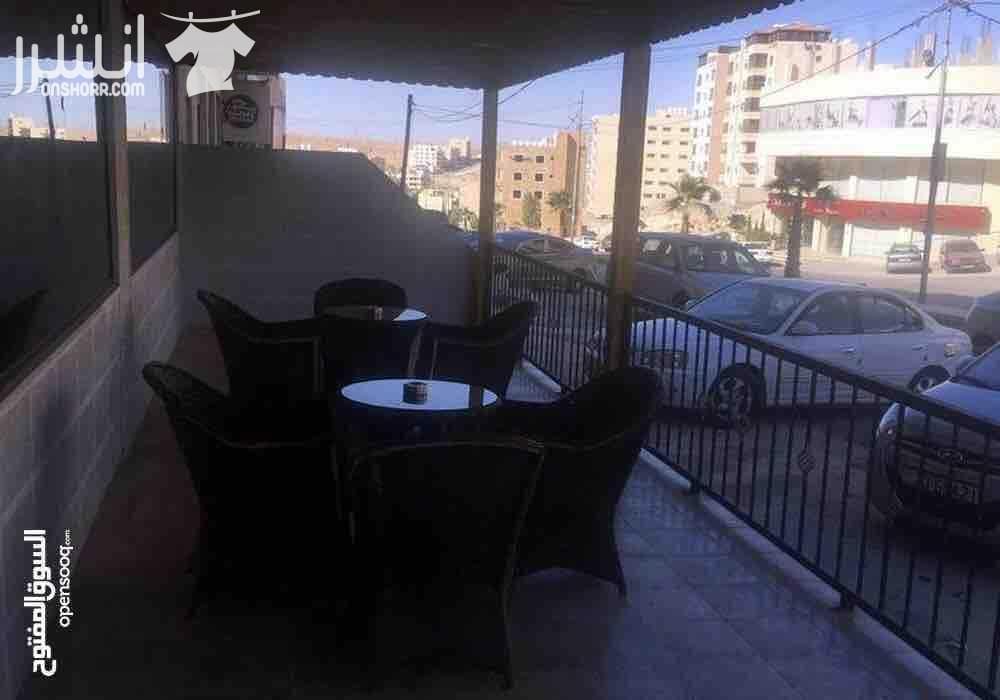 للبيع محلين مع ترس مجهزين ديكور كامل مع حمامات يصلح صالون سيدات او مطعم او حسب الرغبة مساحة 60 متر مربع غير الترس بالزرقاء الجديدة شارع الكرامة بجانب فندق الجوابرة مقابل حلويات زلاطيمو للجادين السعر 1...