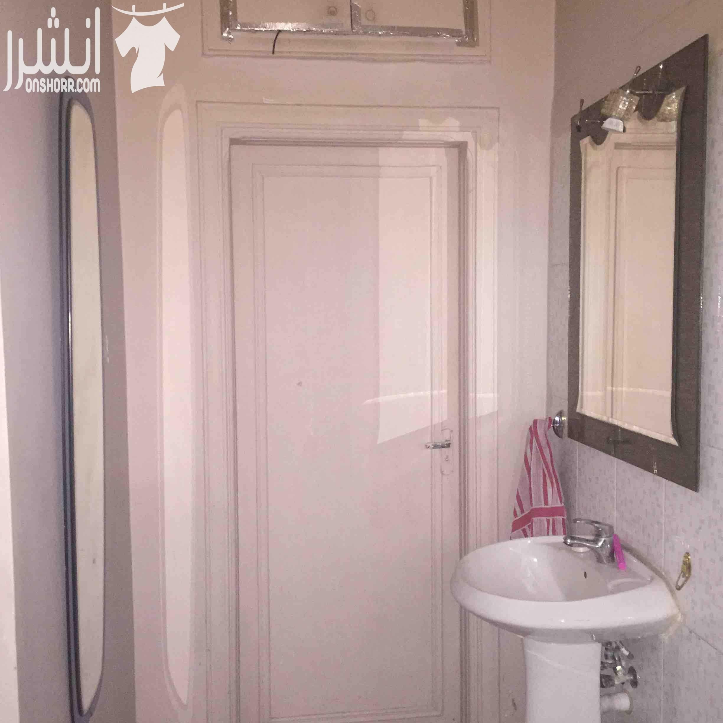 شقة طابقية مساحتها ١٩٠ متر في ضاحية الامير حسن للبيع الشقة طابق اول فوق الارضي مباشرة ٣ غرف نوم (واحدة ماستر) ٣ حمامات صالة و طبخ امريكي ( خشب بلوط) وصالون كبير وحمام ضيوف برندة الشقة مطلة على اكث...