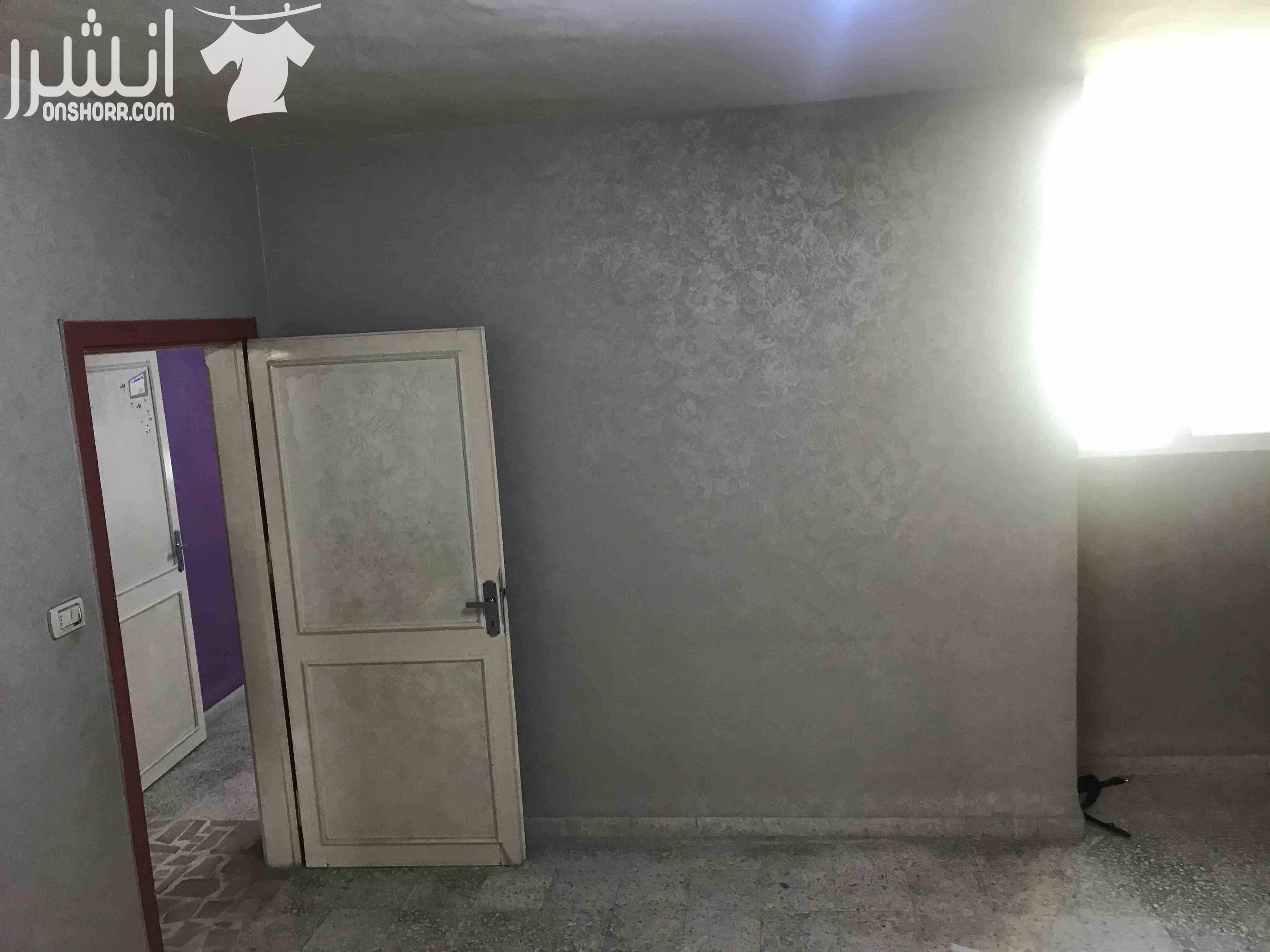 شقة للبيع موقعها ضاحية الامير حسن ، طابق ثاني مساحتها 150 m2 مكونة من ثلاث غرف نوم واسعة وصالة وغرفة ضيوف ومطبخ وحماميين وبلكونة ، عمر البناء 13 سنة الشقة معموللها ديكورات داخلية مع حماية شبابيك وابوا...
