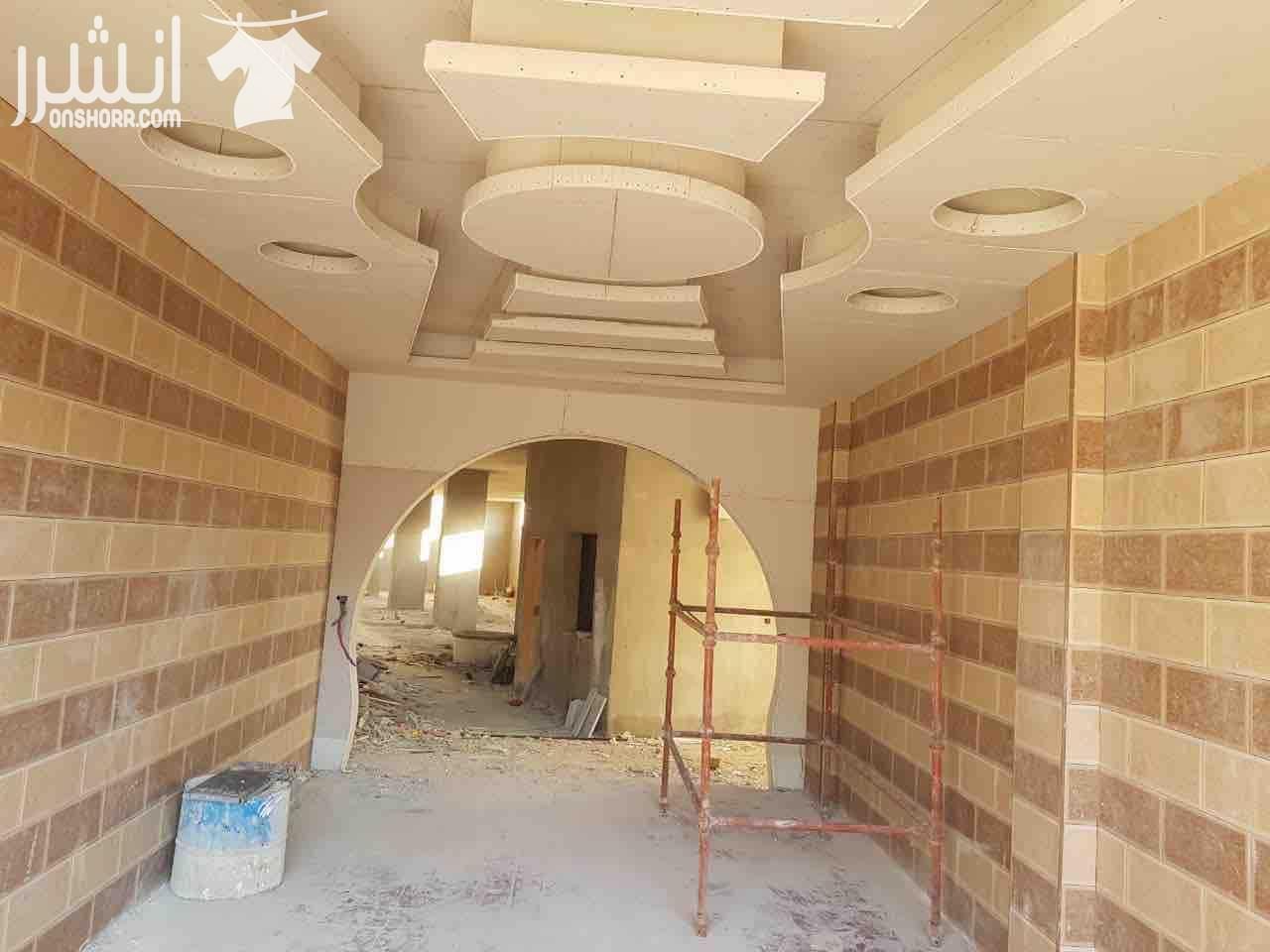 مجمع تجاري بمساحات واسعة.. ايجار محلات او صالة افراح او نادي حسب الرغبة... مجمع ذات جودة و تصاميم عالية و جميلة جداً...مساحات هائلة ..يوجد اصنصير و مرافق عامة للسيدات و اخرى للرجال ..المجمع يتكون من ٣...