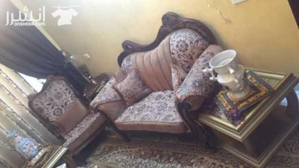 طقم غرفة ضيوف مع طاولات مصري محفر قزاز وخشب وحده كبيره وتنتين صغار وسجاده جديده كامل الغرفه وطاولتين سحب سيرفس وبردايه غرفه كامله بسعر ٥٥٠ دينار مستعجل بداعي السفر هاتف رقم ٠٧٩٨٤٥٦٢٣٧